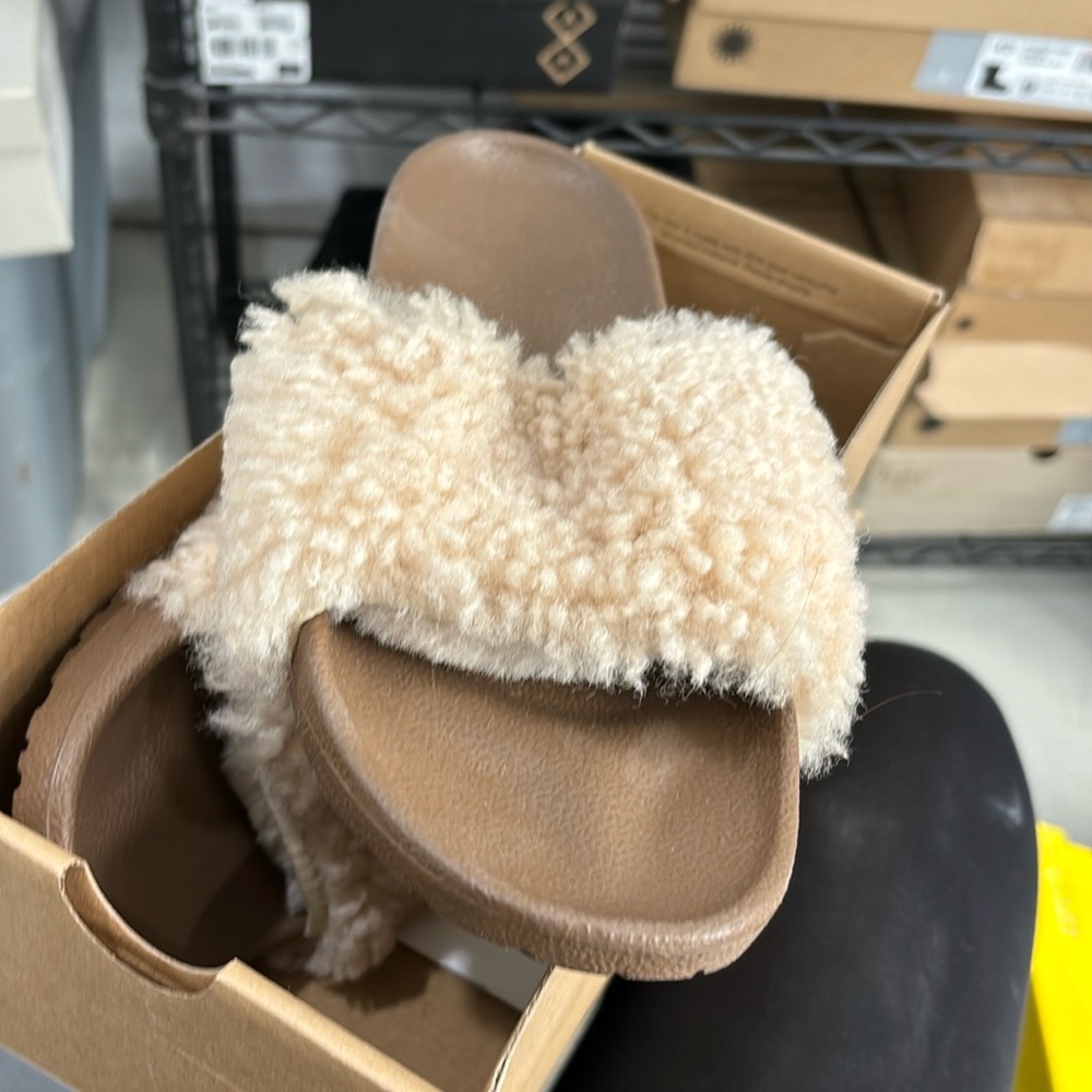 UGG flip-flops